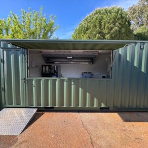 Container da 20 piedi trasformato in snack bar, con apertura manuale tramite portellone posteriore, L 3000xH1000 -